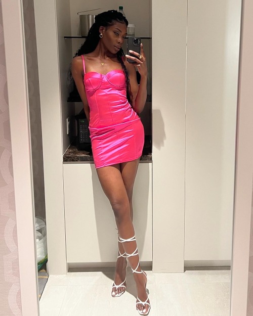 xvintageamor:Barbie’s out of her box for a special occasion💘😛 