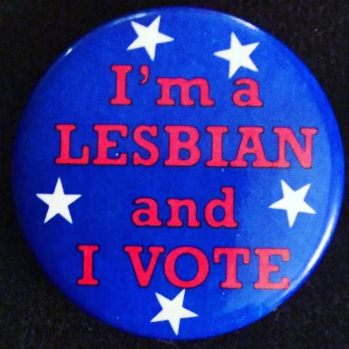 “I’m a LESBIAN and I VOTE” pinback, design by Dan Kaufman Graphics, c. 1996. c/o @