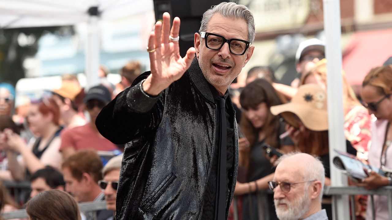 JEFF GOLDBLUM TIENE SU ESTRELLA. El actor de conocido por sus papeles en “La mosca”, “Día de la Independencia” y “Parque Jurásico”, aparece en el escenario durante una ceremonia que lo honra con una estrella en el Paseo de la Fama de Hollywood....