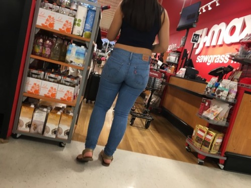 candidshotzs1: Love me some fat booty