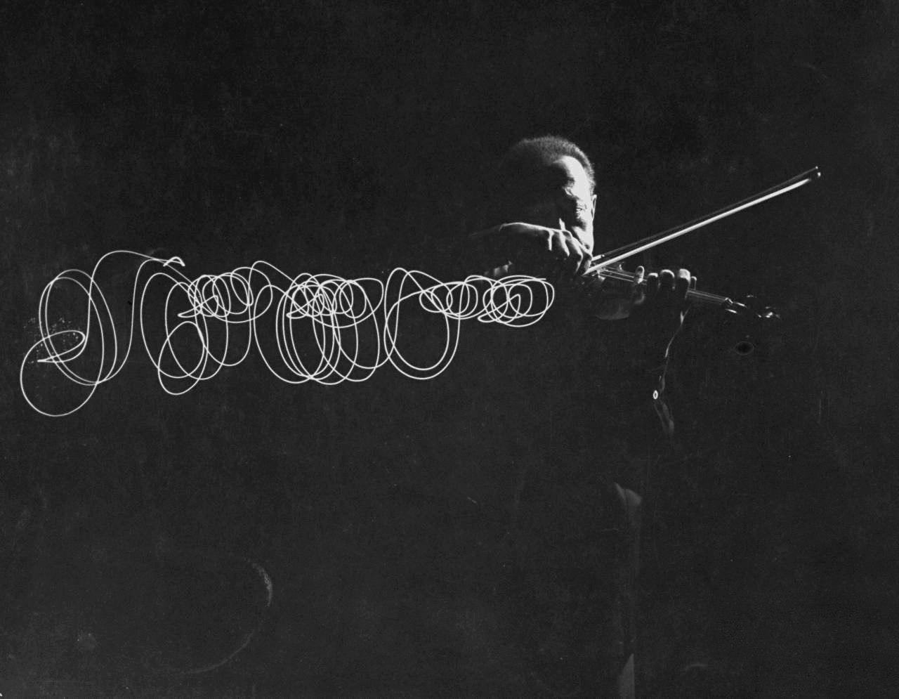 vkntmoodboard:  Gjon Mili - Jascha Heifetz playing in mili’s darkened studio as