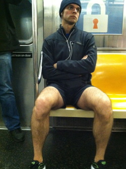 sovoyeur:  tapthatguy: New York City, NY   Those legs!