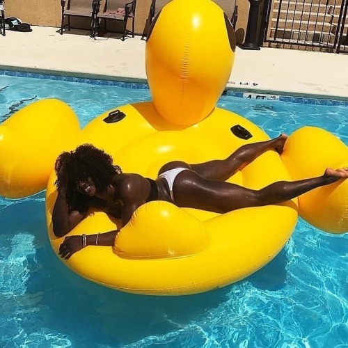 ebonyaesthetics:  It’s already summer somewhere