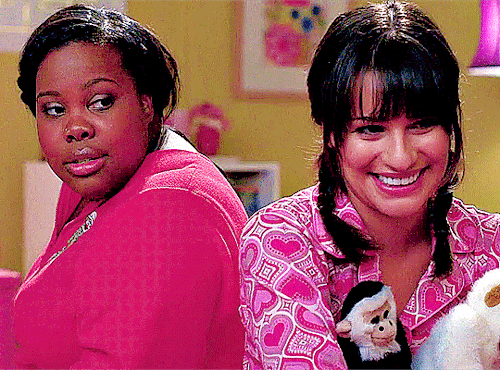 burthummels: GLEE ANNIVERSARY APPRECIATION WEEK DAY 5: focus on color ↳ pink (symb. of love and kind