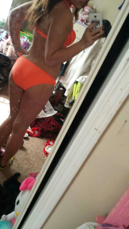 onlyamateurgfs: realsocksearcher: A submission in kik by ashley! Wow - she is really cute and shows 