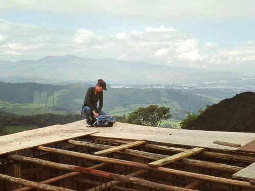 Enjoying fresh air, the view while working on the roof.#enjoy #enjoyeveryday #prana (hier: Cayambe