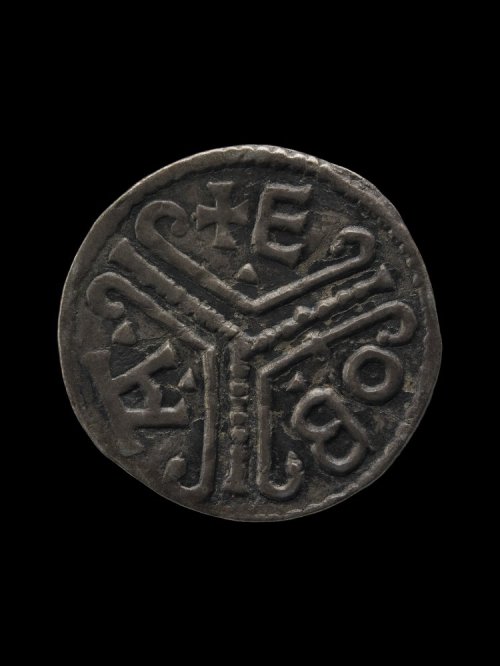 artofthedarkages:An Anglo-Saxon penny minted under King Coenwulf, decorated with crosses and a tribr