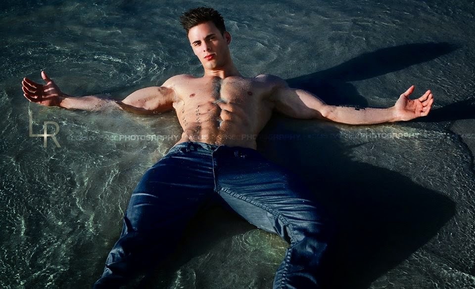 elispiritweaver:  Hot Dudes: http://elispiritweaver.tumblr.com