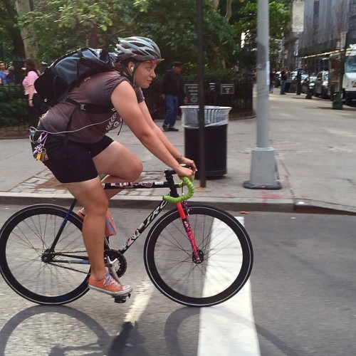 itchyitchyscratch: fixiegirls: Repost from @glowingbike #Ito #fixedgear #ny #nyc #newyork #bici #b