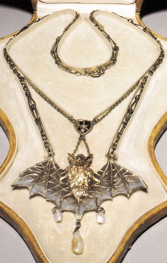 elixirblack: treasures-and-beauty:  An Art Nouveau ‘Bat’ necklace, attributed