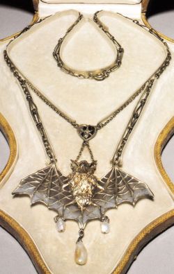 elixirblack: treasures-and-beauty:  An Art Nouveau ‘Bat’ necklace, attributed to Lucien Janvier, circa 1900.  Composed of silver, silver gilt, plique-à-jour enamel and pearls.   I need this more than anything! Holy shit! 😍 