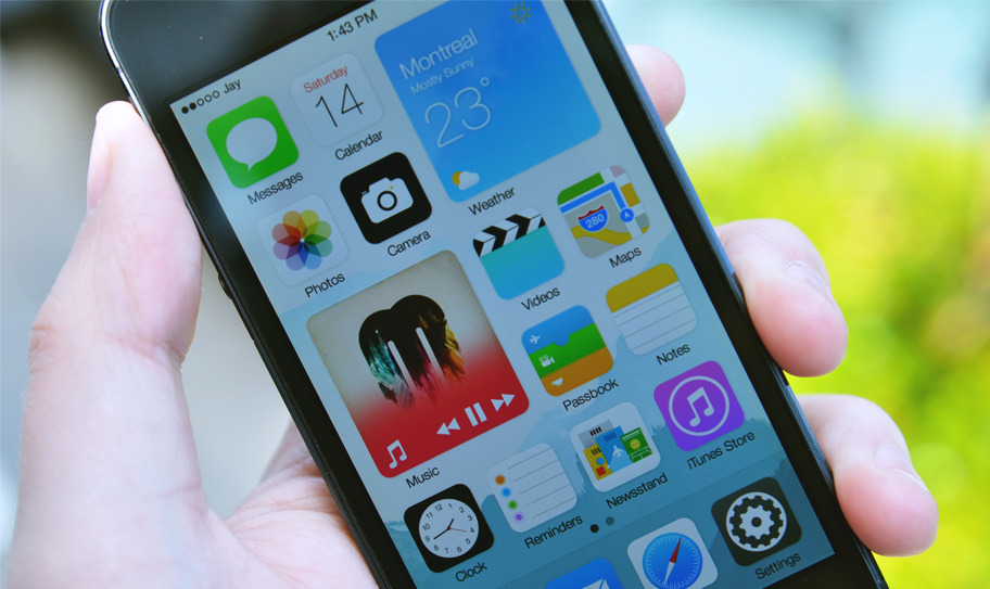 thisistheverge:  This striking iOS 8 concept reinvents the homescreen Widgets and