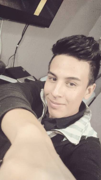 colombianbigboys:  vergas-colombianas:  Un lindo hetero jovencito de la ciudad de Bogota me envia fotos de tu verga peludita, que hermoso niño!!  #colombianovergon #colombianhung #vergon