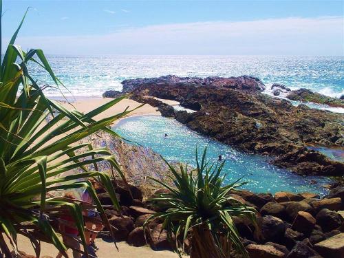 oceaniatropics:  Snapper Rocks, by Barb Carroll