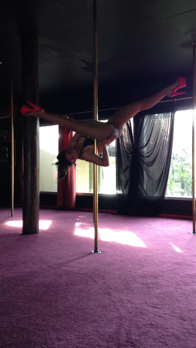 lara-sophia:  Quick pole practice!  Flexibility is looking good! I can finally touch