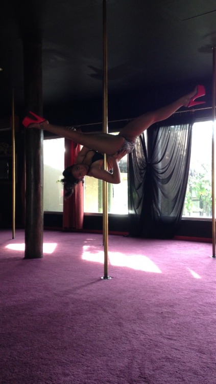 lara-sophia:  Quick pole practice!  Flexibility porn pictures