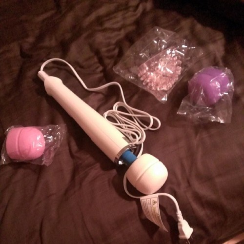 purringpussy: Daddy surprised me with a #Hitachi #magicwand !!!!