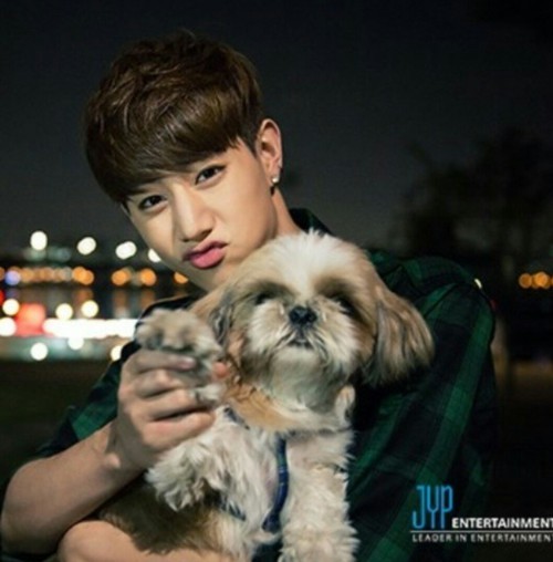 celebsthatcopyjessica:Mike from JYP screamo group Have8 copy Jessica’s love for dogs. However, her d