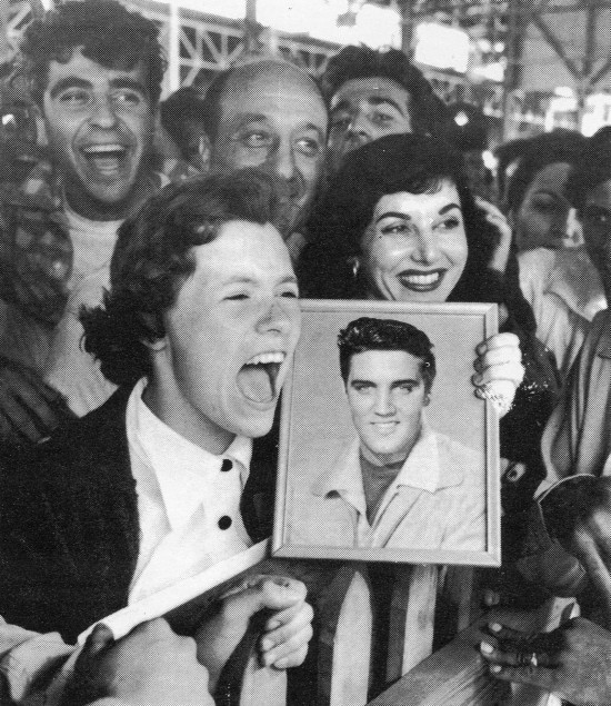 elvis-is-better-than-you:  graceland1962:  courtslosinit:  Elvis Fans  Those chicks