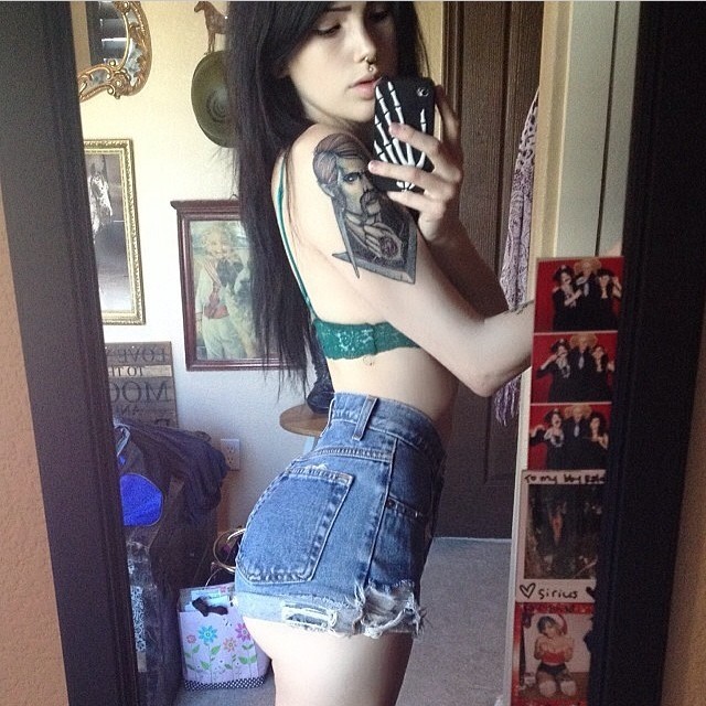 queenvbeex:  Is it Wednesday yet? My hot ass gf tho 👏🙌 @ohraleigh 💞 #luvubae