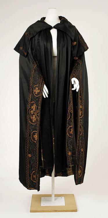 travellinganachronism:Cape. 1912, French. House of Worth.Source: Met Museum.