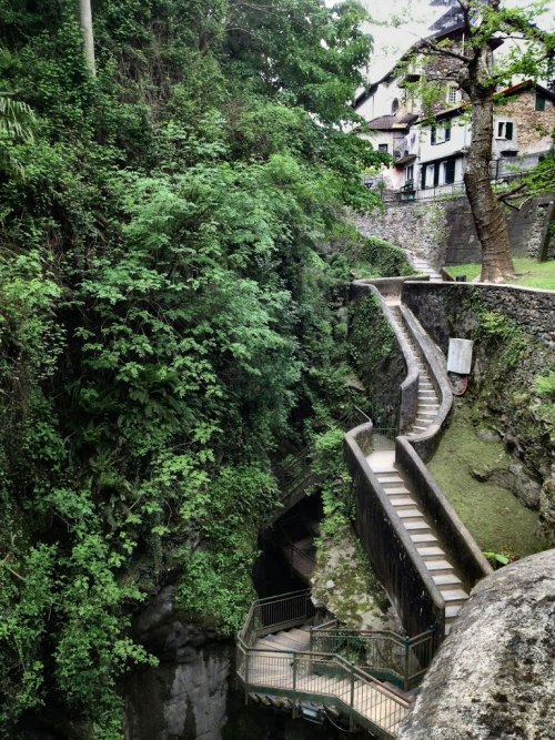 Entrance to Orrido di Bellano gorge, Lombardia / Italy (by Roberto Rubiliani).