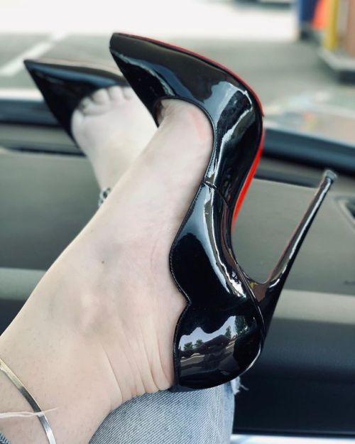 Road trip in Hot Chicks #louboutin #louboutinworld #highheels #hotchick #redbottoms #redsoles #130mm