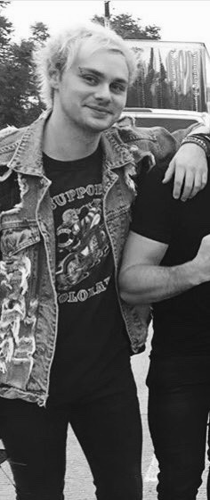 thebadpostureband:  why is he so beautiful???? I’m in love
