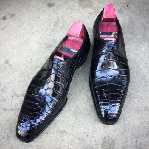 The “Wilde” in black alligator. Made to Order on the square Deco last.#gazianogirling 