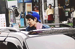 :  yijung interacting with the fans through the sunroof of the car~ 