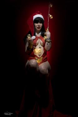 love-cosplaygirls:  I know it’s a lil late but a nice shot of Myself (lilly demon) as Christmas vampirella [self]