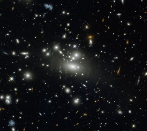 El cúmulo Abell S1077 vista por el Hubble (NASA/ESA).
Vía.