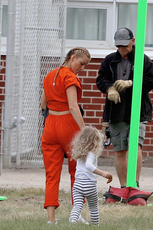 thexifiles: Blake Lively and her daughter James Reynolds were seen on the set of ‘A Simple Favor’ on