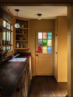 awlwren:himfluenza:we’ve been hooting with delight over green kitchens as we should be but have we considered: yellow kitchens. I think we should consider yellow kitchens.[id: photos of kitchens, some with yellow tiled backsplash, many with yellow-painted