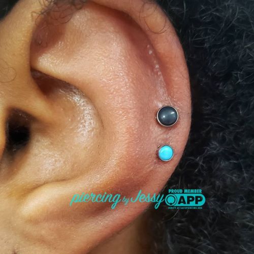 Lovin classic helix piercings with such cute color combos❤❤ #helixpiercing #appmember #safepiercing 