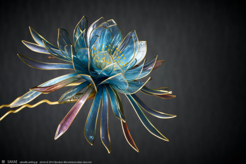 mayahan:Japanese artist Sakae creates botanically-inspired hair combs using liquid resin and wire