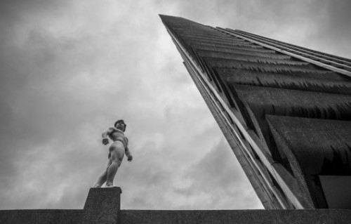 Tourists snapping London’s architecture and Underground may have had quite a shock if they were near Tim Shieff when he stripped off to free-run around London. © Jason Paul The parkour world champion has been photographed balancing on the edge of