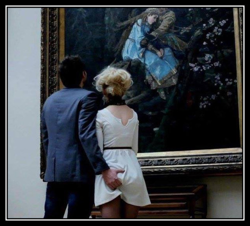 adhemarpo:  Du plaisir de se cultiver.   Always had trouble appreciating art without my hand on someone’s ass too.