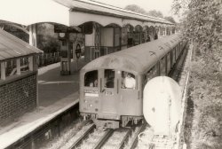 furtho: Train at Hounslow Central tube station,