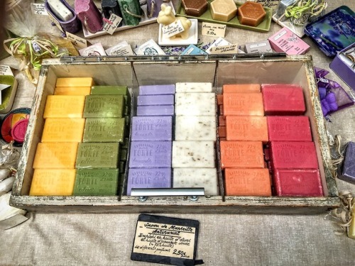 Savon de Marseille Artisanal, marché hebdomadaire, Apt, Vaucluse, 2016.