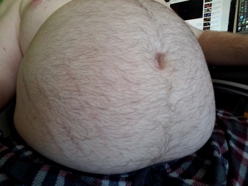 fatterroundermoreblubber:  Giving some love to fresh stretch marks that showed up this morning!