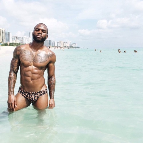 phreakygeminidgaf:  Kevin Carnell 💪🏽👅💦