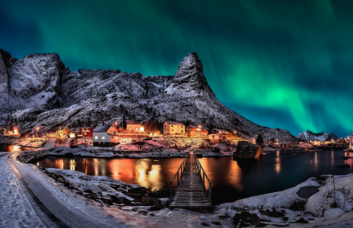 nubbsgalore:photos by javier de la torre in the small norweigan fishing town of reine in the lo