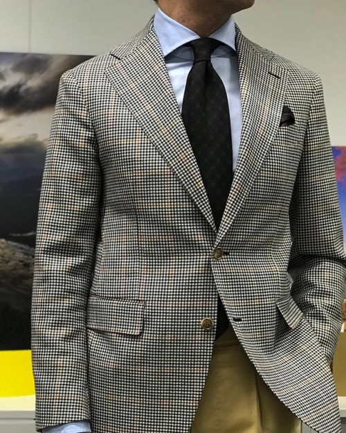 Sport coat by @jeanmanuelmoreau paired with @ambrosinapoli tan cotton trousers #wiwt #lookbook #appa