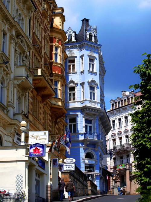 Street scene in Karlovy Vary, Czech Republic (by frank_1112).