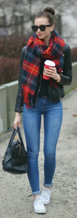 Black blazer with jeans outfits