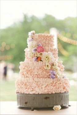 headlesscakes:  Wedding cake en We Heart It - http://weheartit.com/entry/126515452