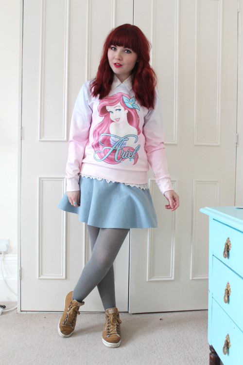 christinasshow: “I went for pale colours with a blue skirt and thick grey tights.”- Paig