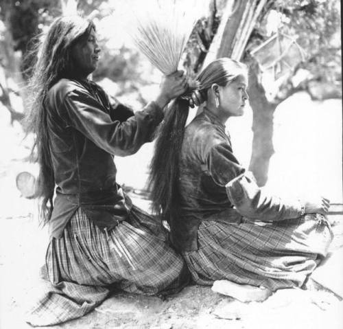 teconozcomascarita: Navajo mother tying her daughter’s hair using brush, 1920. University of W