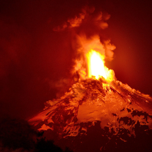 skunkbear:Images of the Villarrica volcano in southern Chile. It erupted early this morning.Credit: ARIEL MARINKOVIC/AFP/Getty Images